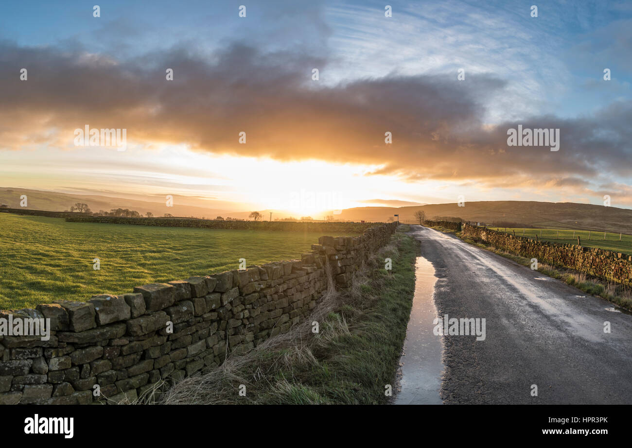 Bellissima alba sul bordo di Ilkley Moor, vicino Addingham, West Yorkshire Foto Stock