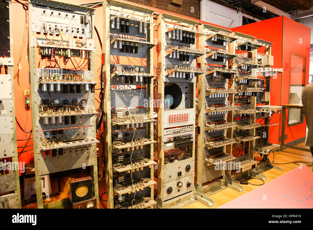 Una replica del Small-Scale Macchina sperimentale (SSEM) computer, soprannominata Baby al Manchester il Museo della Scienza e dell'industria, England, Regno Unito Foto Stock