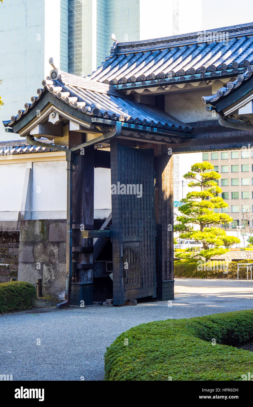 Ornati fornendo porta di ingresso al cortile del grande cancello principale Hirakawa-mon al castello di Edo, ora il Tokyo Imperial Palace. Foto Stock