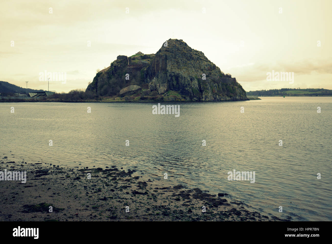 Dumbarton castle rock visto dalla riva a leven park Foto Stock