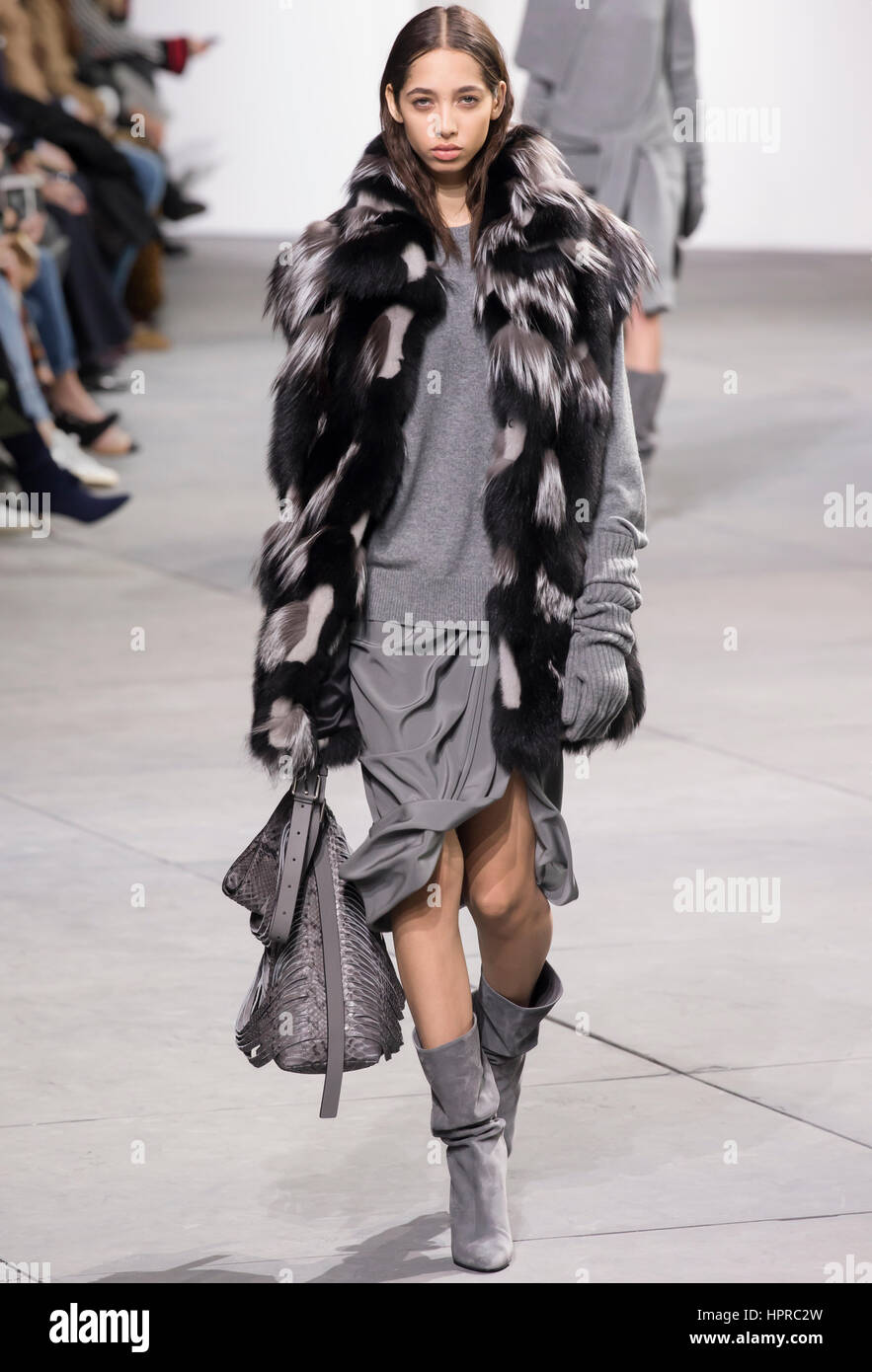 NEW YORK, NY - Febbraio 14, 2017: Yasmin Wijnaldum passeggiate la pista di Michael Kors Autunno Inverno 2017 fashion show durante la settimana della moda di New York a Foto Stock