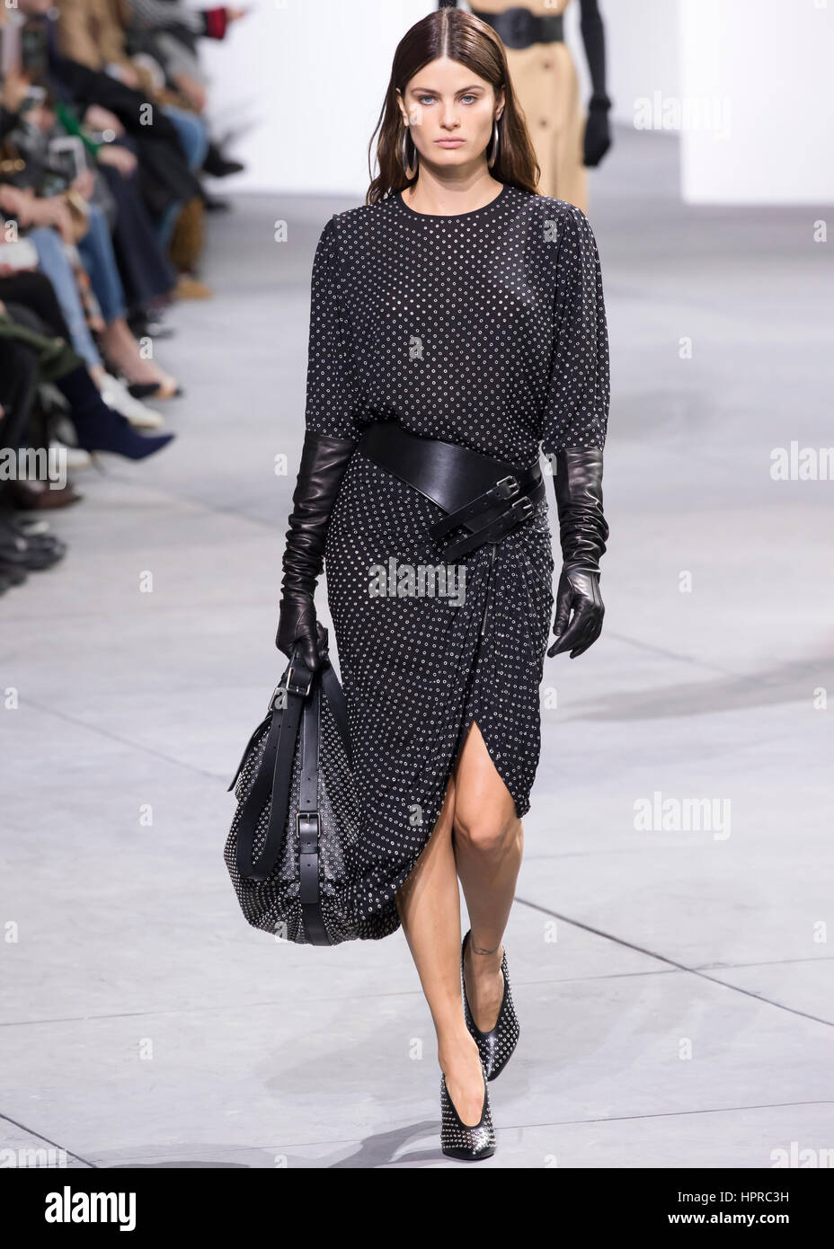NEW YORK, NY - Febbraio 14, 2017: Isabeli Fontana passeggiate la pista di Michael  Kors Autunno Inverno 2017 fashion show durante la settimana della moda di  New York a t Foto stock - Alamy