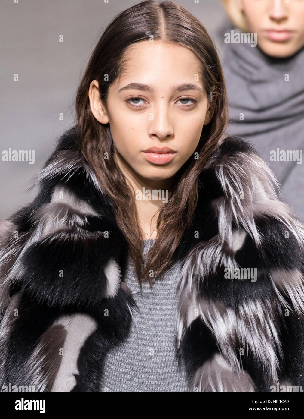 NEW YORK, NY - Febbraio 14, 2017: Yasmin Wijnaldum passeggiate la pista di Michael Kors Autunno Inverno 2017 fashion show durante la settimana della moda di New York a Foto Stock