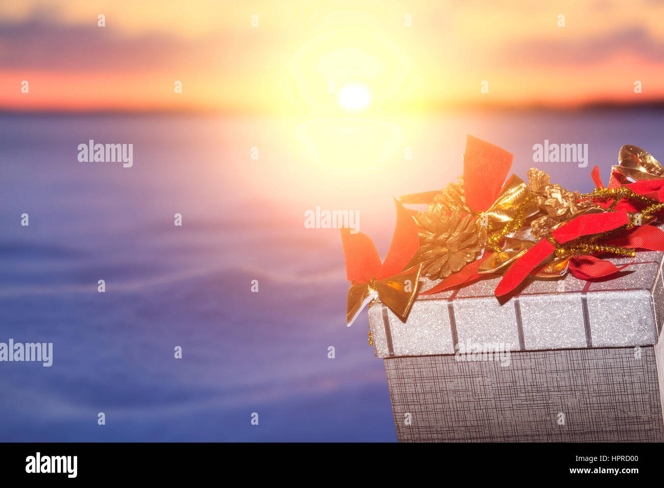 Regalo di natale Scatola su sfondo d'inverno. Confezione regalo con centine rosso. Vacanze di Natale sfondo. Foto Stock