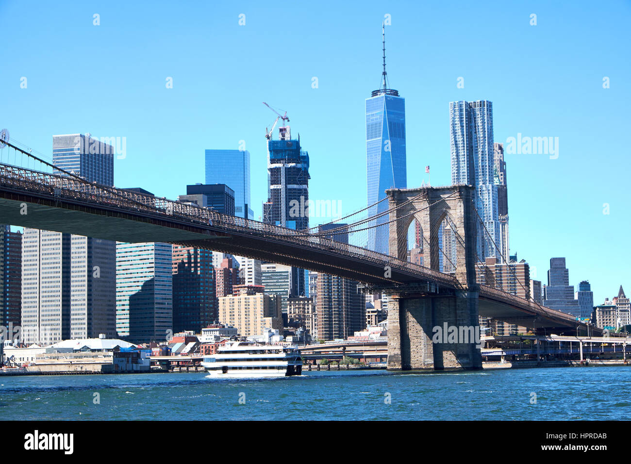 NEW YORK CITY - 25 settembre 2016: la nave di crociera vela sotto il ponte Brroklyn con lo skyline di Manhattan in background Foto Stock