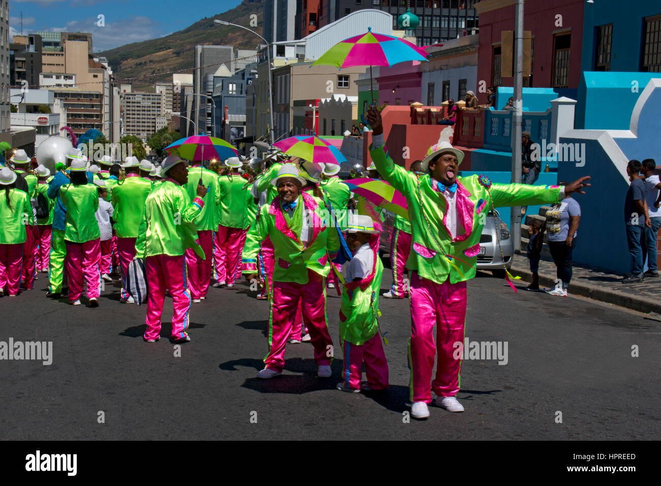 La Street Parade Festival con la banda musicale di giullari e danzatori in atmosfera di carnevale,Bo-Kaap,Quartiere Malay,Cape Town, Sud Africa Foto Stock