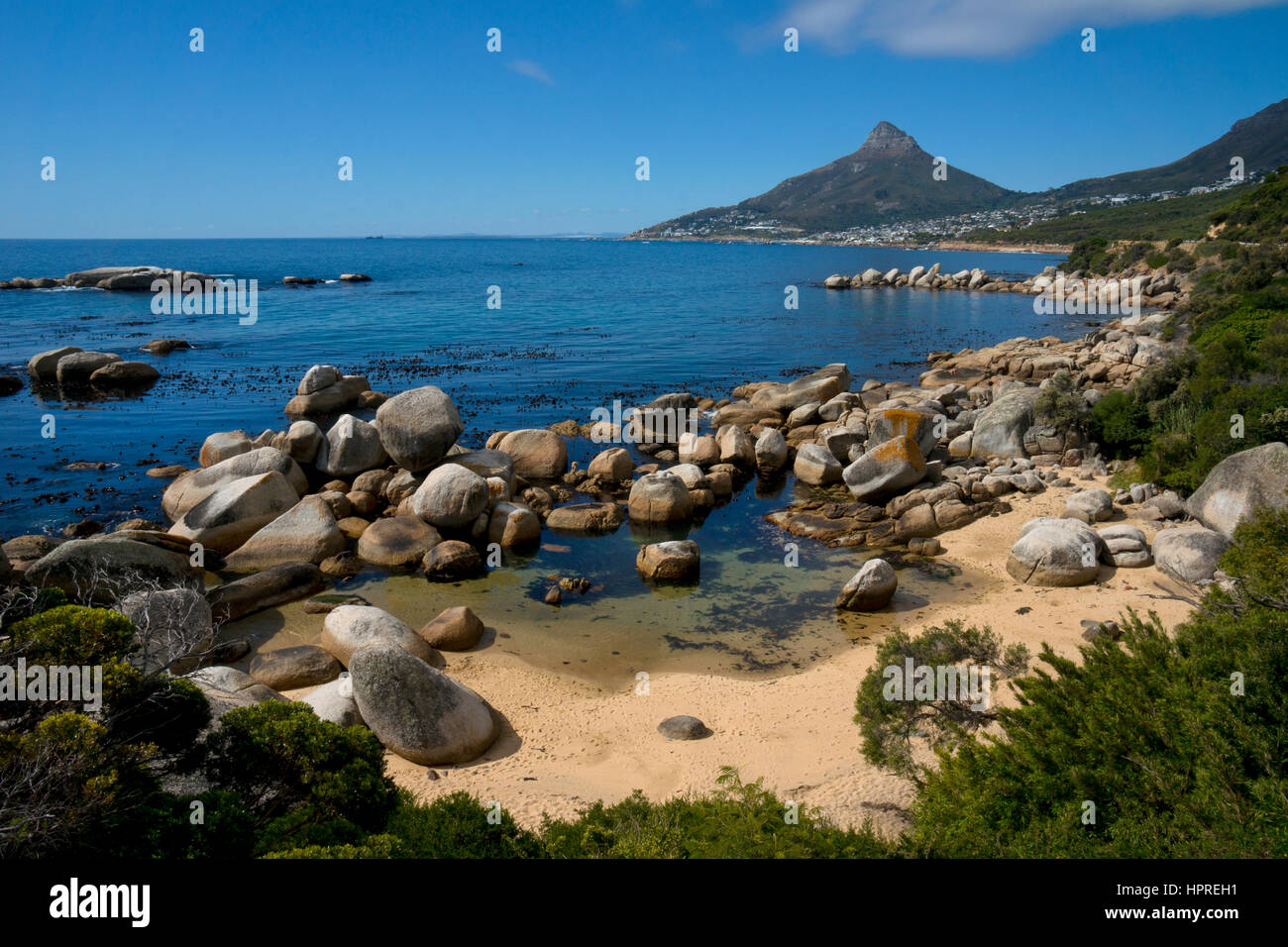 Vista lungo la costa atlantica verso Camps Bay e Lions Head,Chapman's Peak Drive Road,Cape Town, Sud Africa Foto Stock