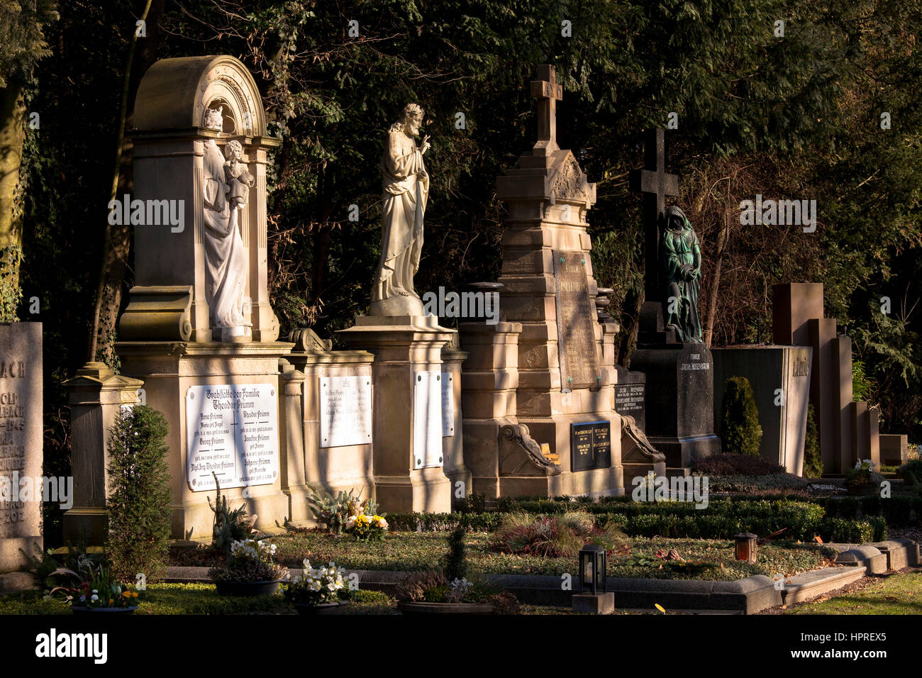 L'Europa, Germania, Colonia, antiche tombe presso il cimitero Melaten. Foto Stock