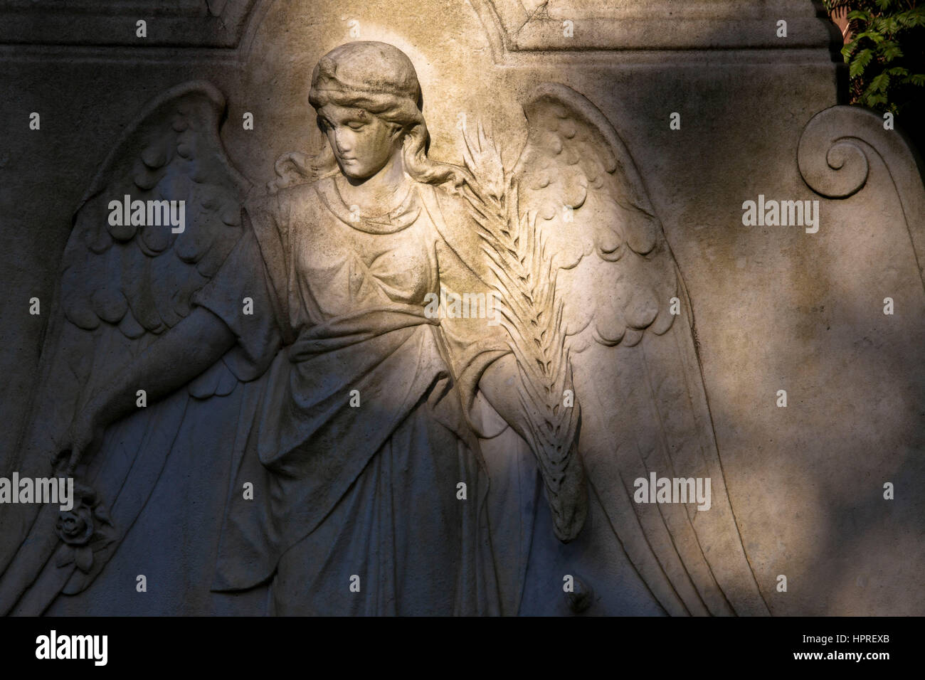 L'Europa, Germania, Colonia, pietra tombale con un angelo presso il cimitero Melaten. Foto Stock