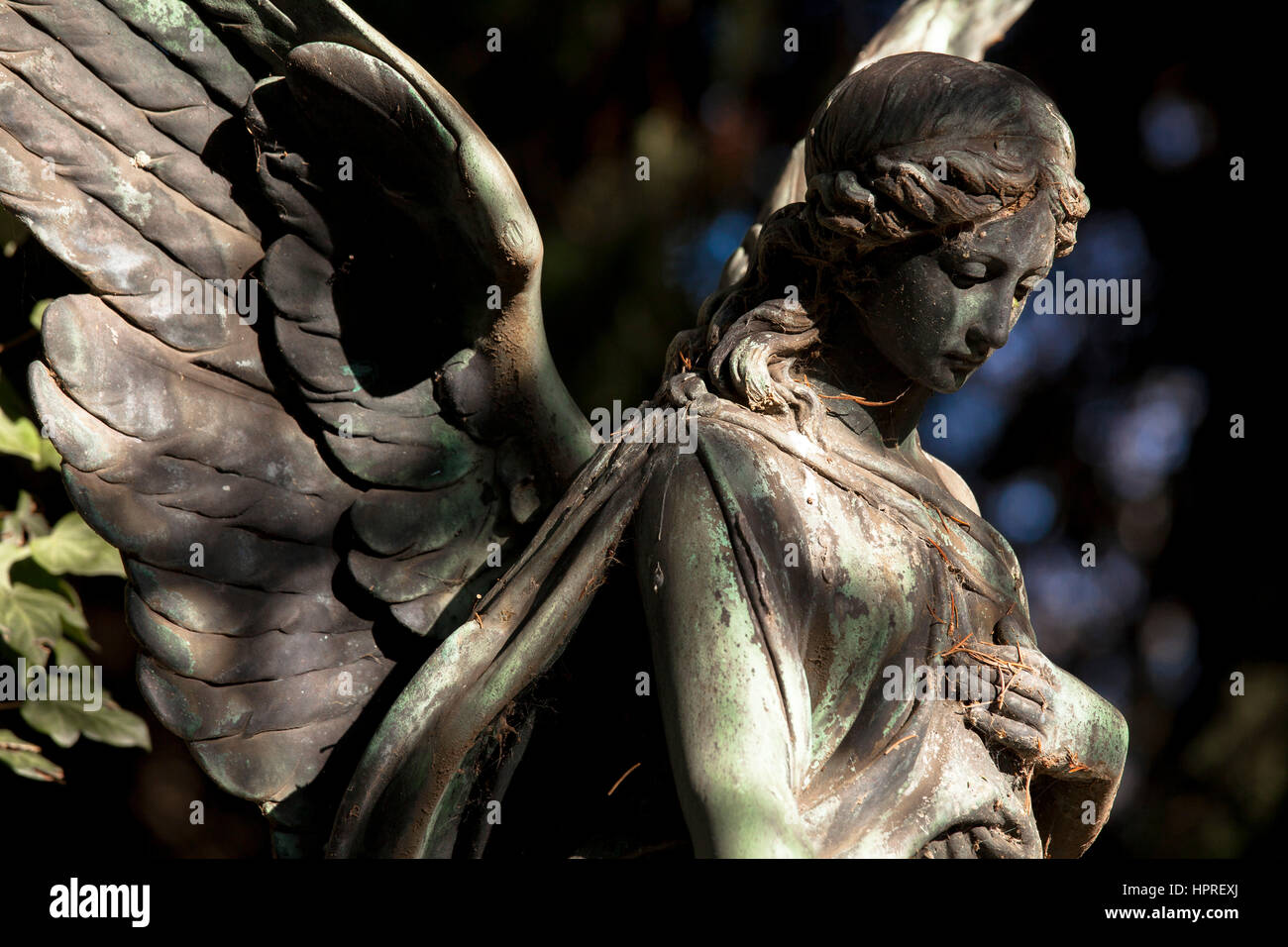 L'Europa, Germania, Colonia, Angelo presso il cimitero Melaten. Foto Stock