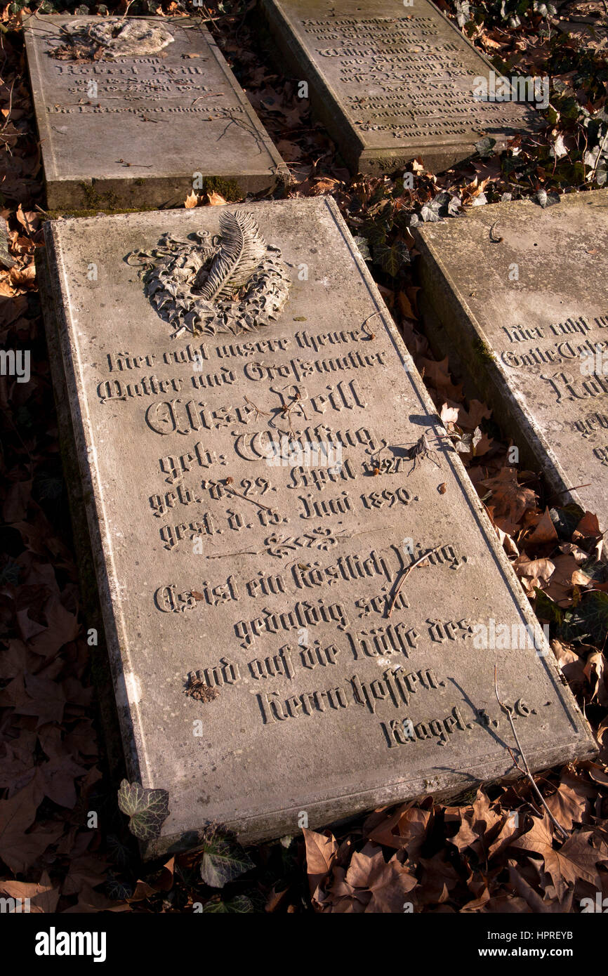 L'Europa, Germania, Colonia, tomba lastre al cimitero Melaten. Foto Stock