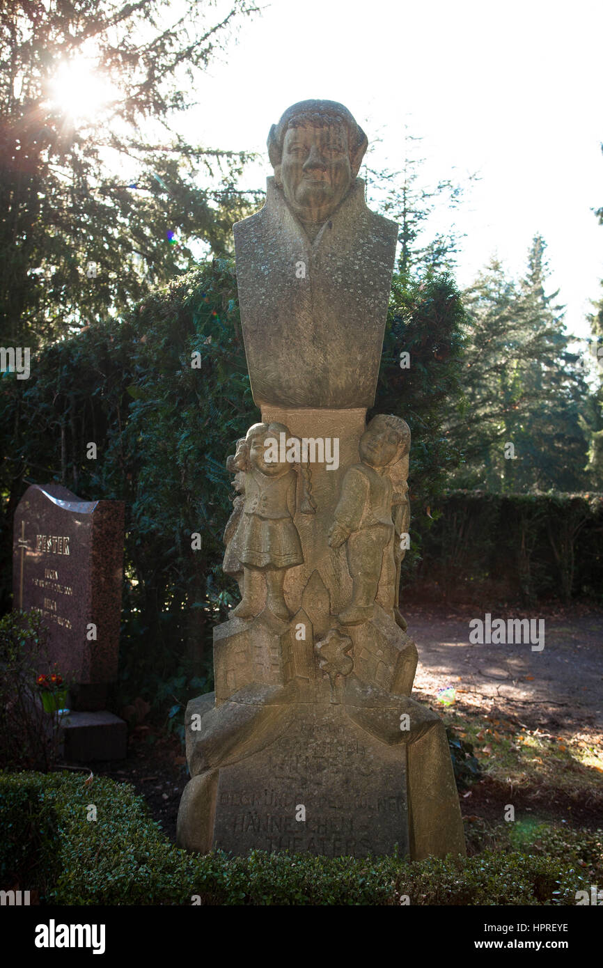 Germania, Colonia, tomba di Johann Christoph inverni fondatore del teatro Haenneschen sul cimitero Melaten. Foto Stock