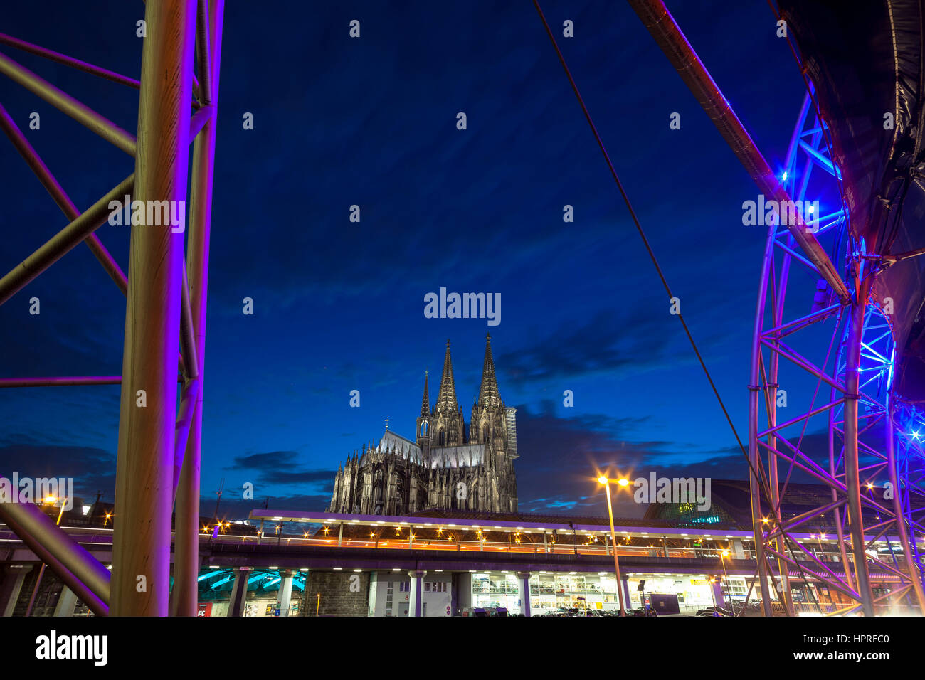 Germania, Colonia, vista dal Teatro Musical Dome sulla piazza Breslauer Platz per la cattedrale e la stazione principale. Foto Stock