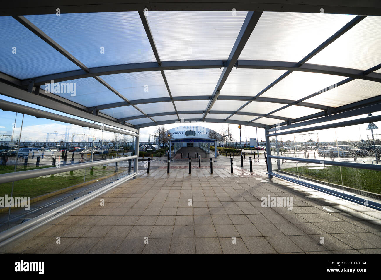 Stazione ferroviaria e infrastruttura dell'aeroporto Southend di Londra. Passerella coperta Foto Stock