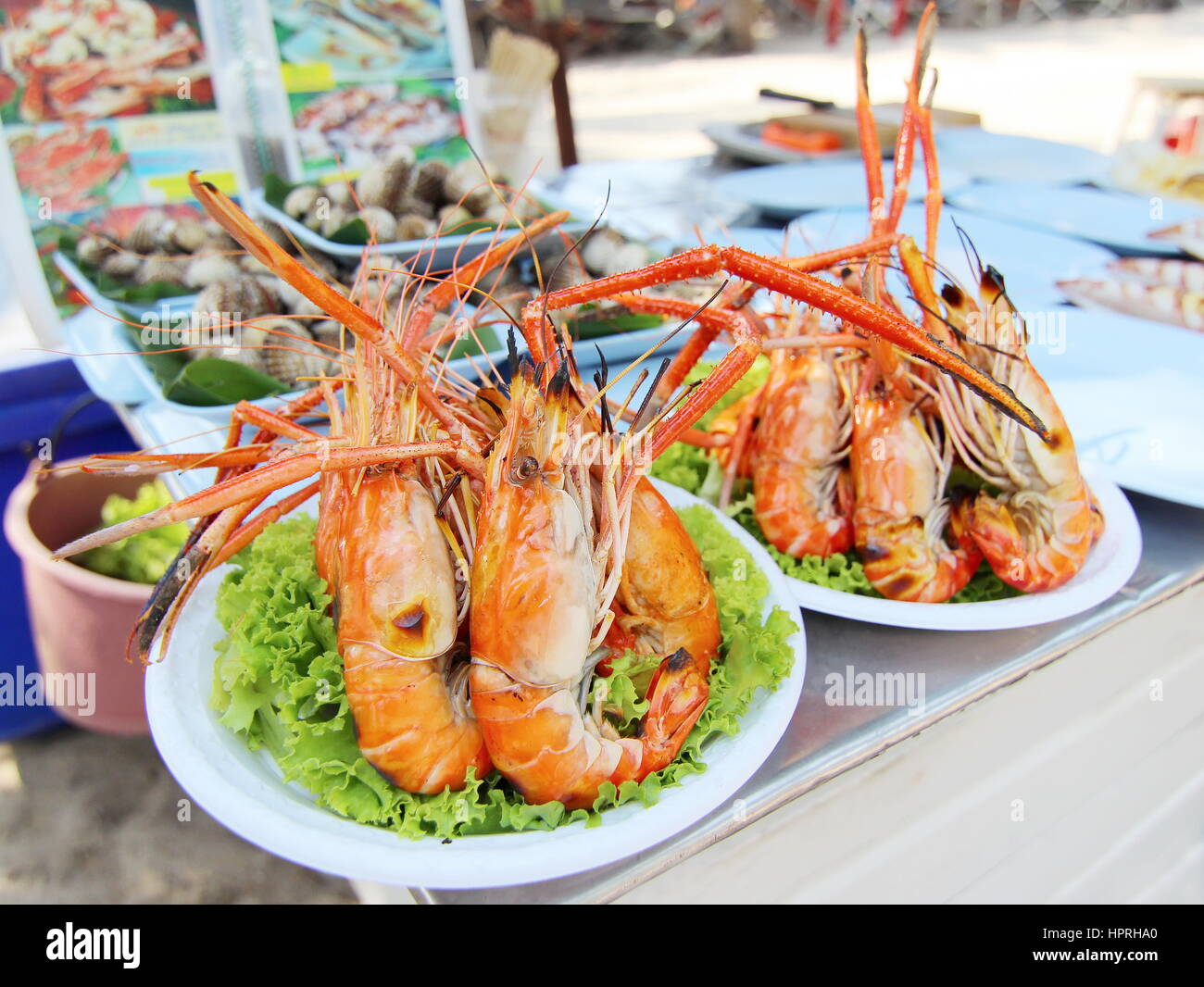 Grigliata di gamberi in Thai mercato locale Foto Stock