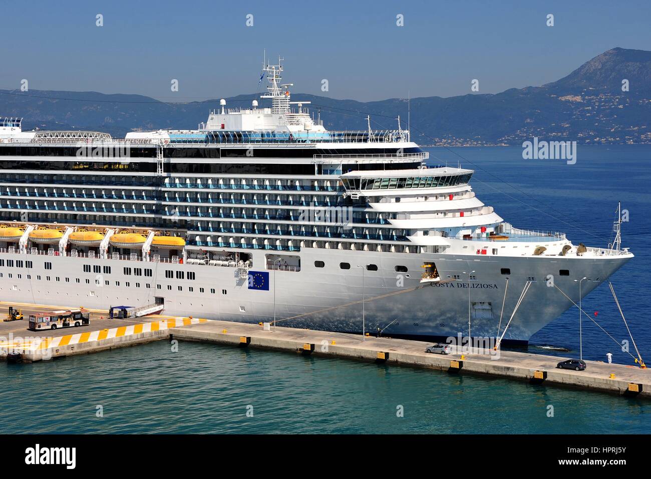 La nave da crociera "Costa Deliziosa' della compagnia di navigazione Costa  Crociere ormeggiata nel porto di Corfù (Grecia), 16 agosto 2016. | Utilizzo  di tutto il mondo Foto stock - Alamy