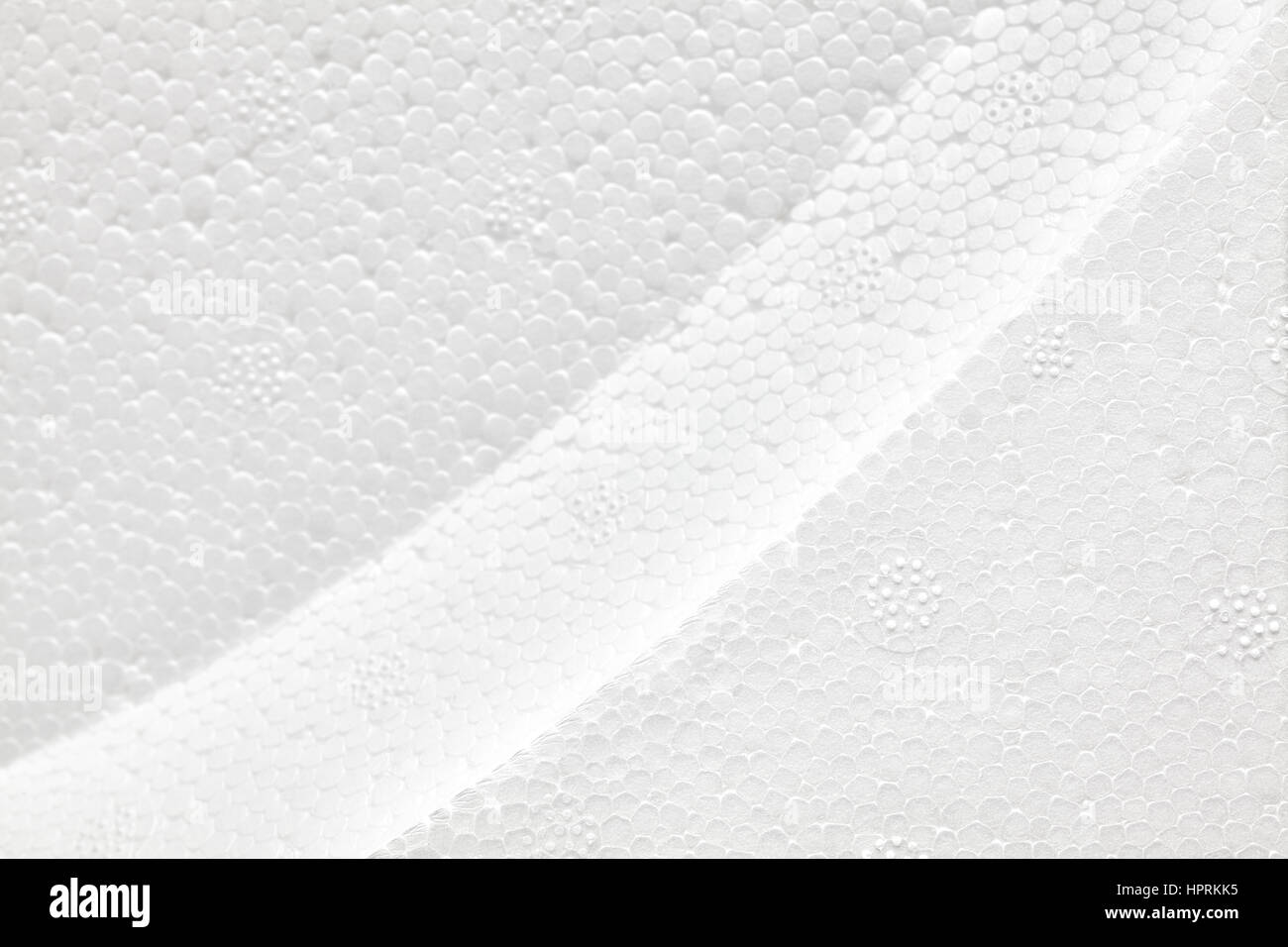 Bianco a forma di schiuma di polistirene, il fuoco selettivo, styrofoam texture dello sfondo. Foto Stock