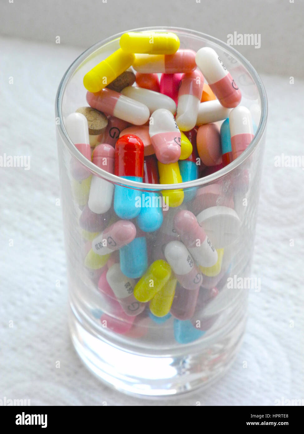 Vi è un enorme spreco di risorse nel numero di farmaci da prescrizione compresse pillole medicinali medicinali quali sono prescritti ma non utilizzati dai pazienti, il costo per il servizio sanitario nazionale (NHS) nel Regno Unito è enorme. Foto Stock