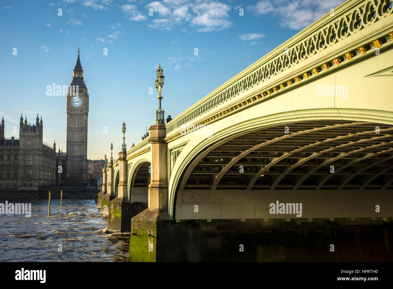 Westminster Bridge e il Palazzo di Westminster con il Big Ben (Elizabeth Torre) in background. Londra, Regno Unito Foto Stock