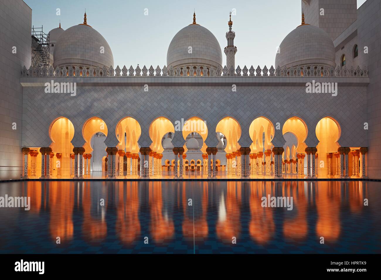 Moschea di Abu Dhabi, la città capitale del regno emirato Arabo Foto Stock