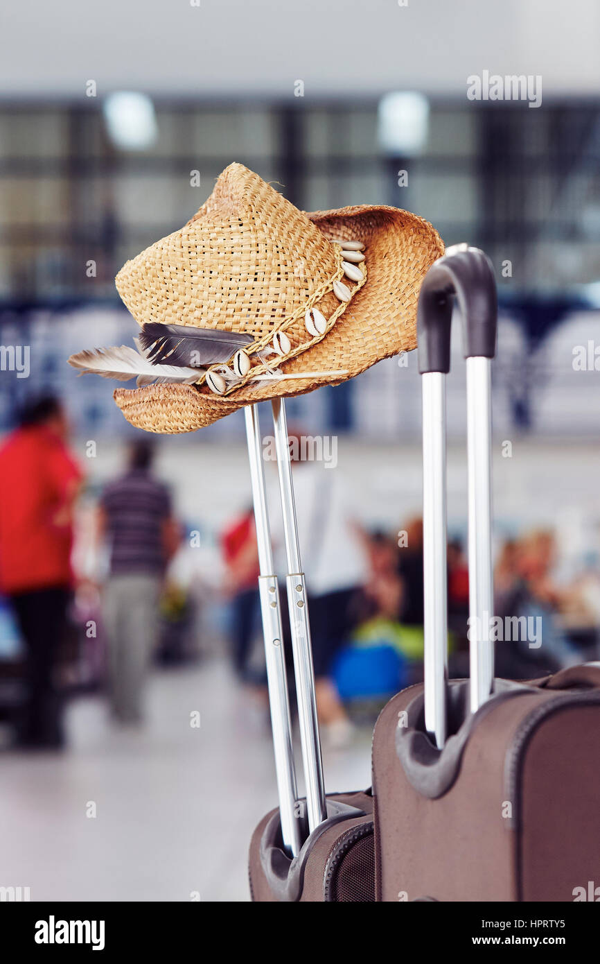 Bagagli con cappello di paglia al terminal aeroportuale Foto Stock