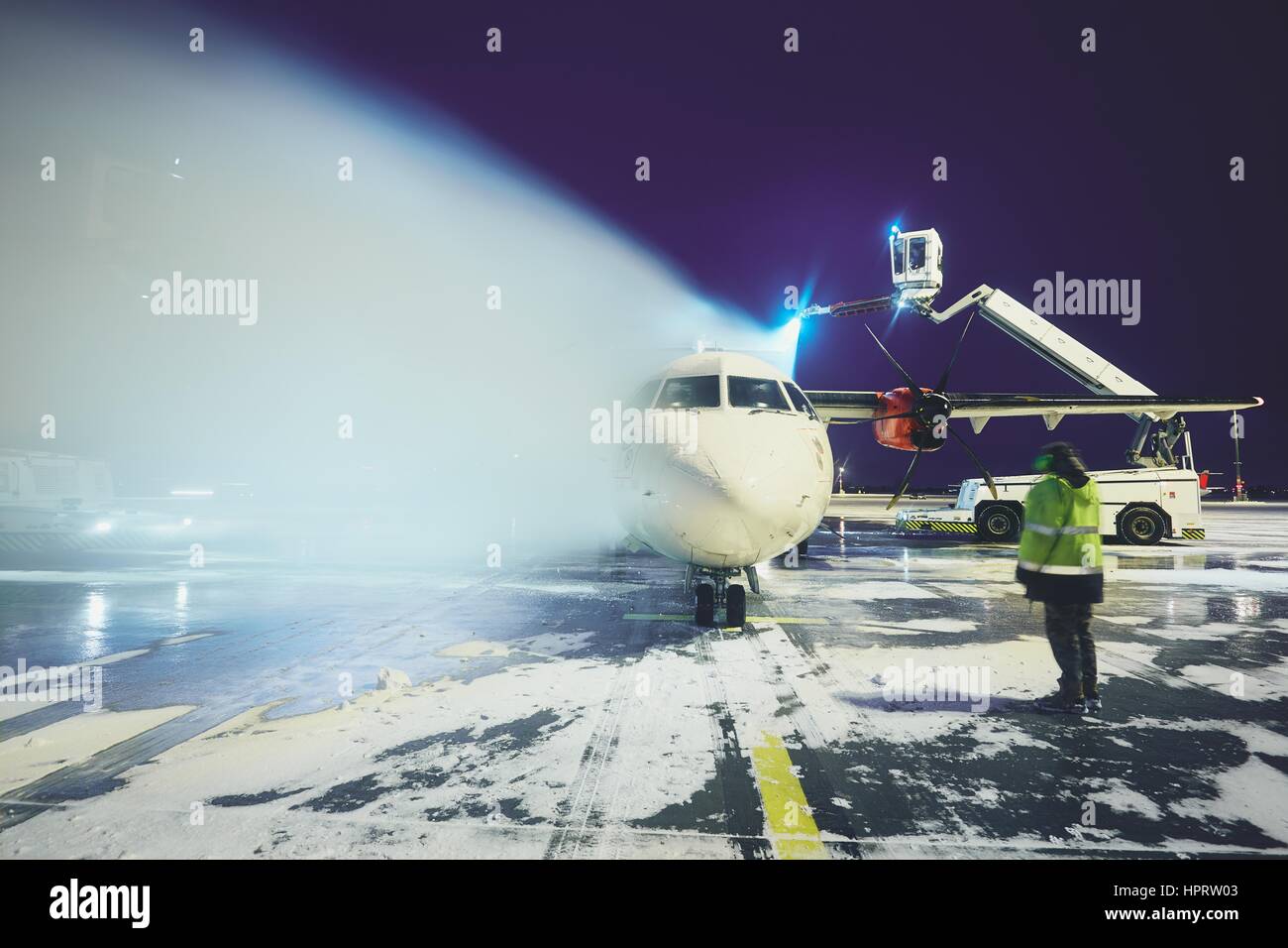 Aeroporto in inverno. Lo sbrinamento dell'aereo prima del volo. Foto Stock