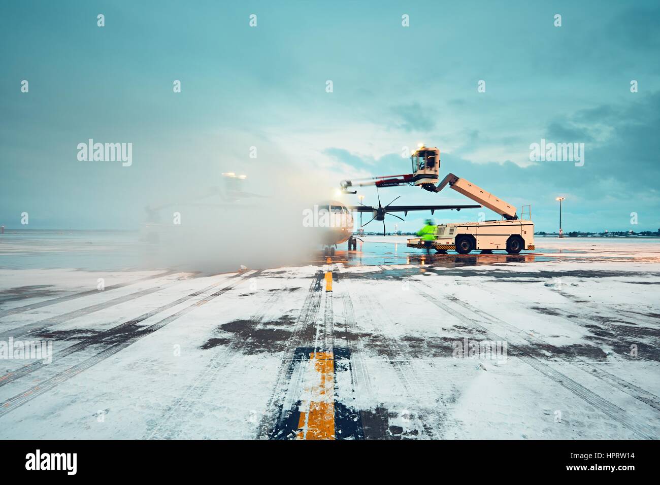Aeroporto in inverno. Lo sbrinamento dell'aereo prima del volo. Foto Stock