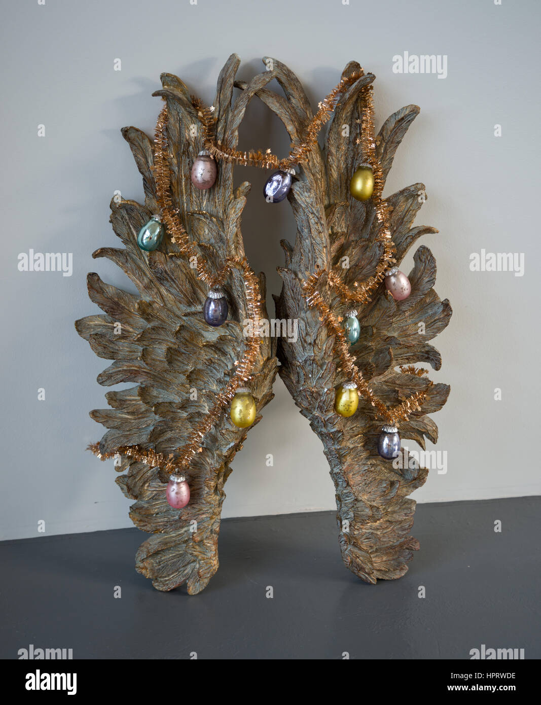 Angel Wings decorate con baubles di Natale. Decorazione di natale. Foto Stock