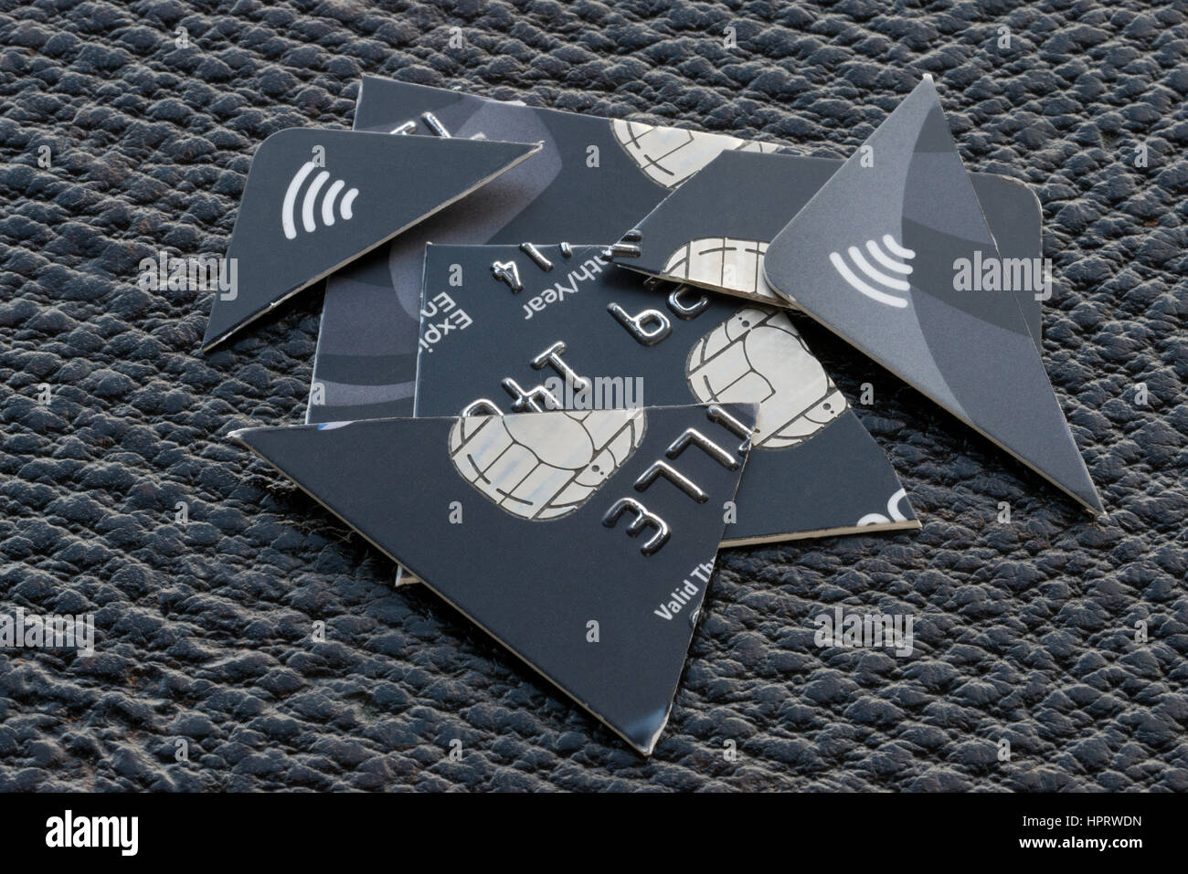 Alla scadenza delle carte bancarie, si consiglia di tagliare in fette di distruggerli. Tagliare fino carta di credito attraverso un chip incorporato. Foto Stock