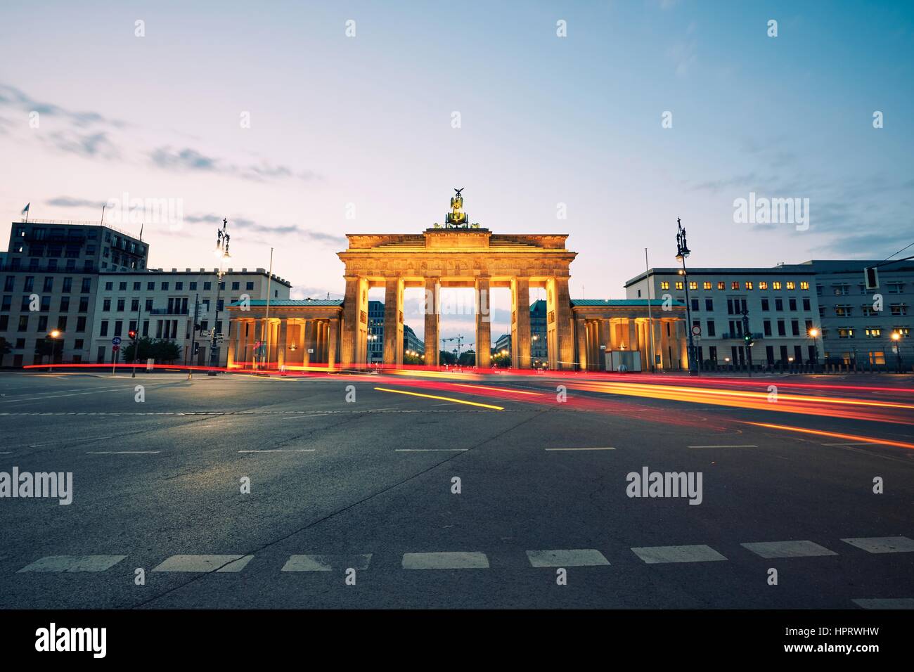 Porta di Brandeburgo - sunrise a Berlino, Germania Foto Stock