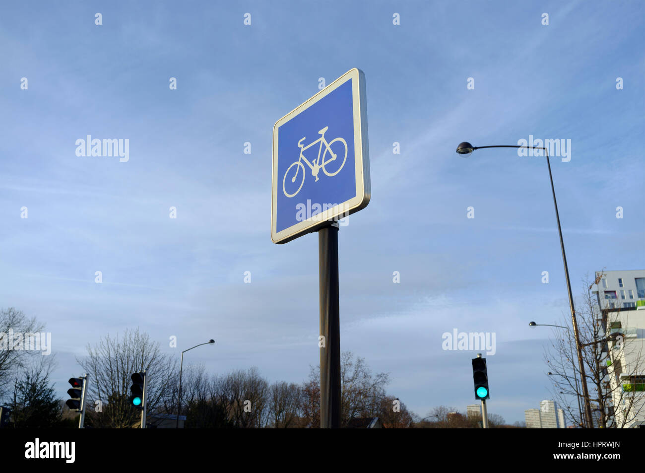 Noleggio cartello stradale con il blu del cielo come sfondo a Parigi Foto Stock