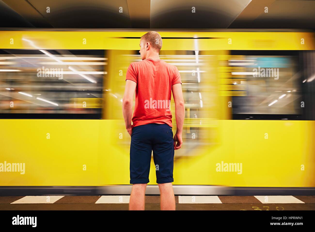 Il traffico in metropolitana. Giovane uomo è in attesa per la metropolitana. Berlino, Germania Foto Stock