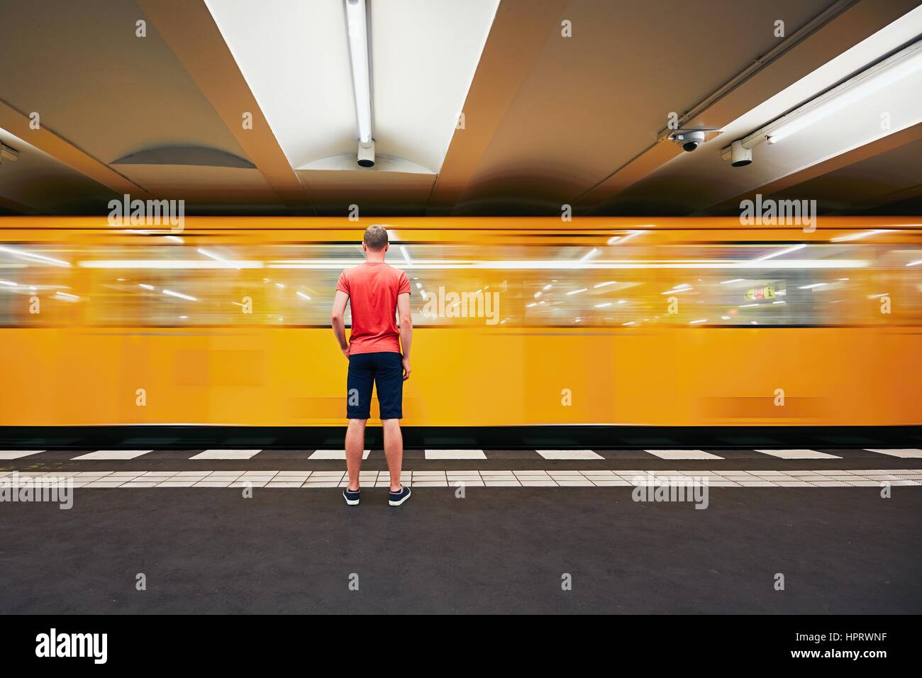 Il traffico in metropolitana. Giovane uomo è in attesa per la metropolitana. Berlino, Germania Foto Stock
