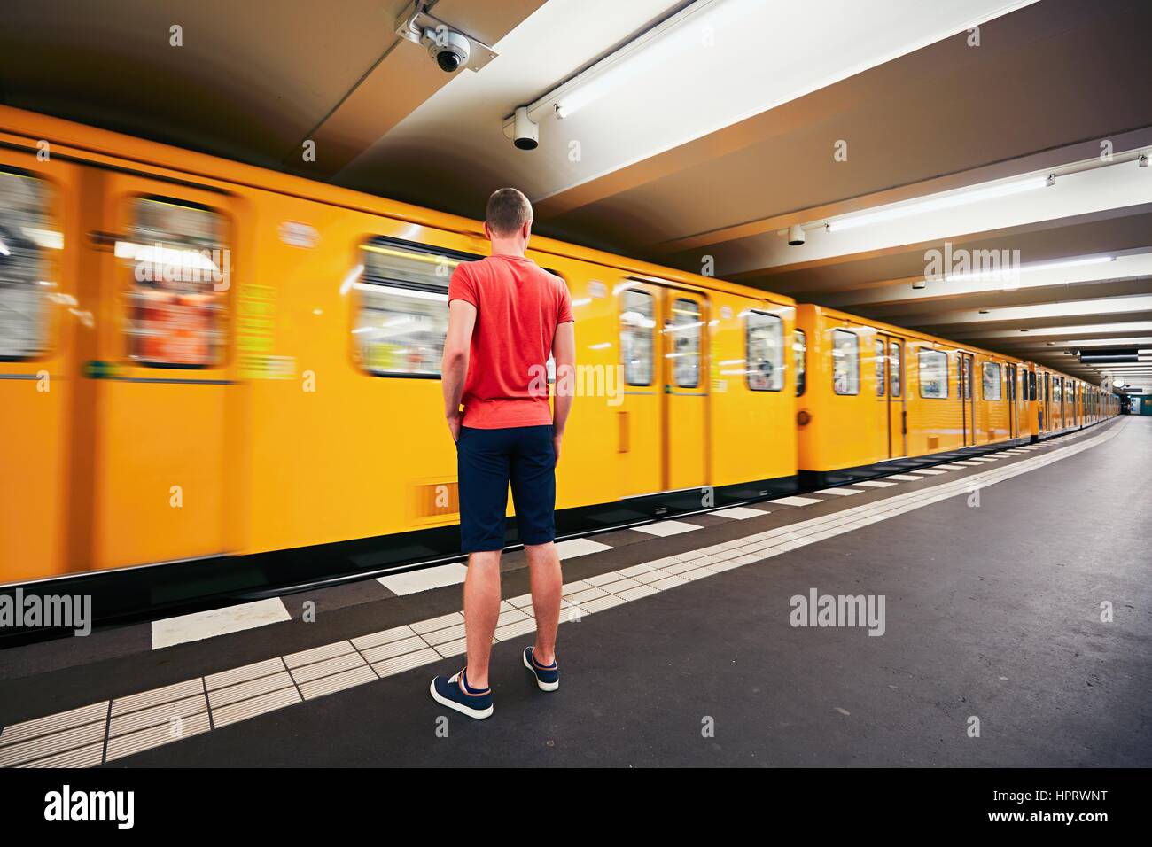 Il traffico in metropolitana. Giovane uomo è in attesa per la metropolitana. Berlino, Germania Foto Stock