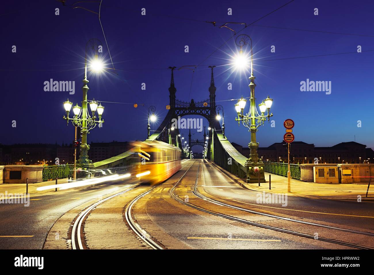Il tram sul ponte della Libertà (Ponte della Libertà) a Budapest, Ungheria Foto Stock