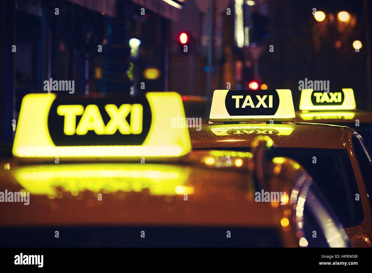 Taxi auto sulla strada di notte Foto Stock