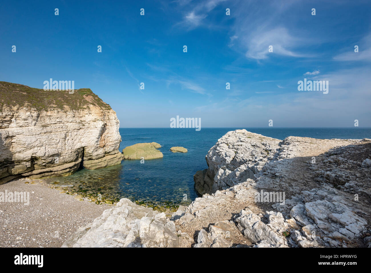 Bella spiaggia di ciottoli a Thornwick bay, Flamborough Head sulla costa orientale dell'Inghilterra. Una popolare destinazione turistica con uno splendido scenario. Foto Stock