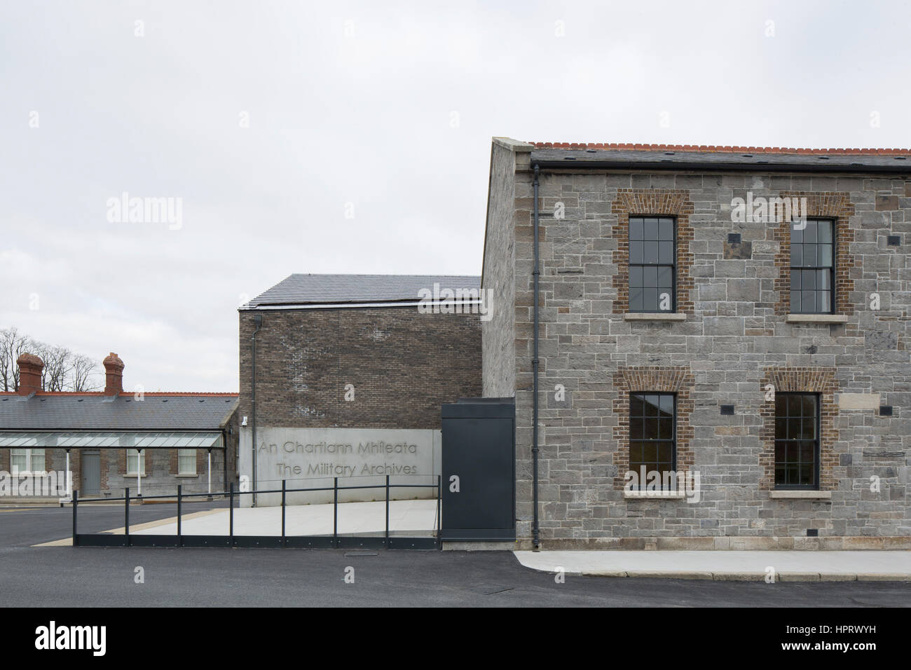La giustapposizione di facciata e la costruzione di firma in calcestruzzo. Dublin Archivi Militari, Dublino, Irlanda. Architetto: McCullough Mulvin Architects, 2016. Foto Stock