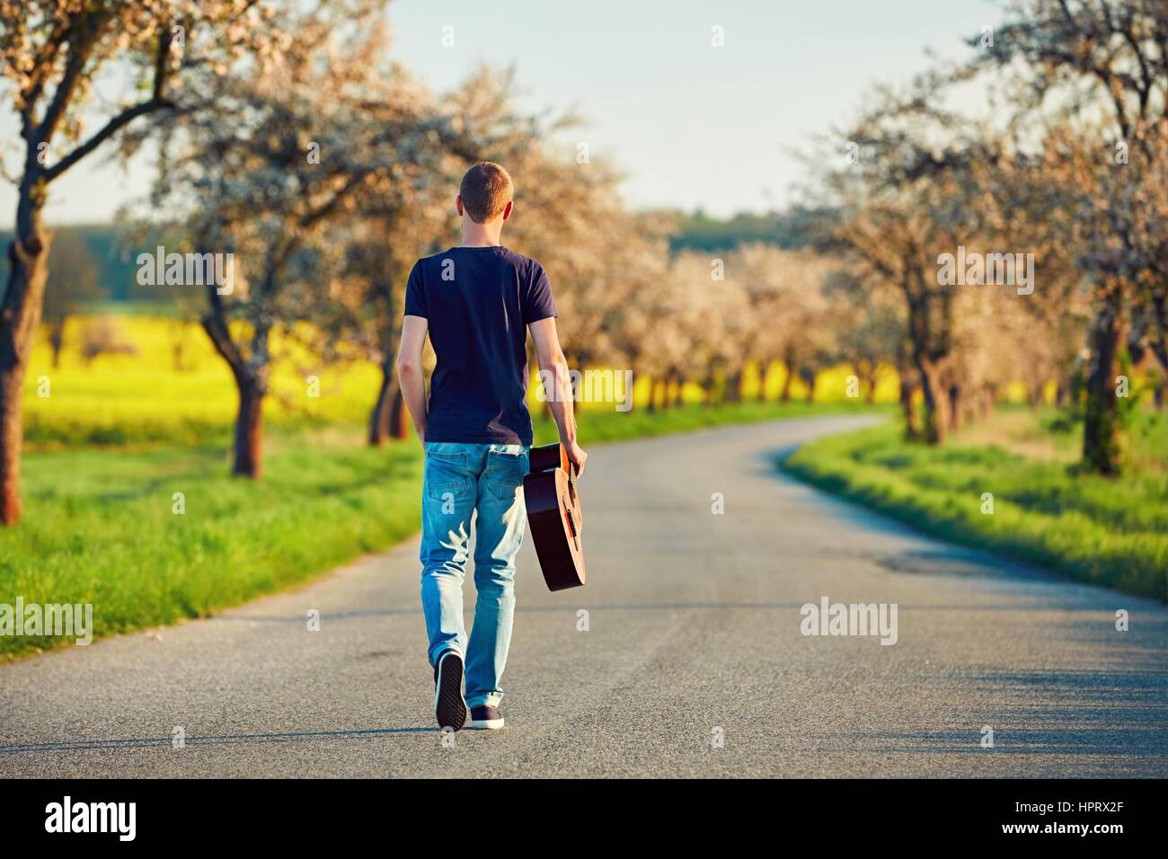 Bel giovane uomo è godendo in primavera Foto Stock
