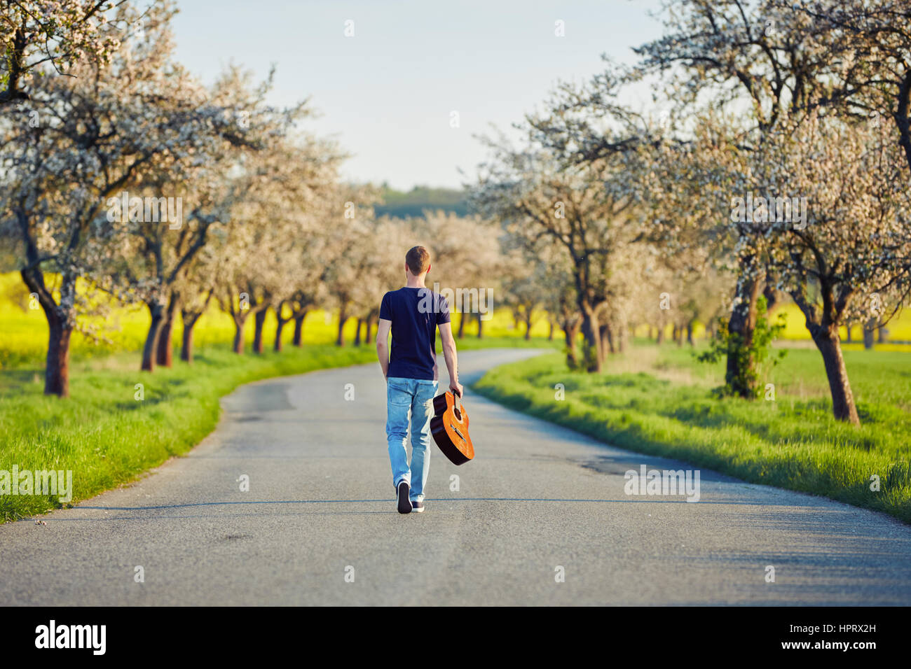 Bel giovane uomo è godendo in primavera Foto Stock