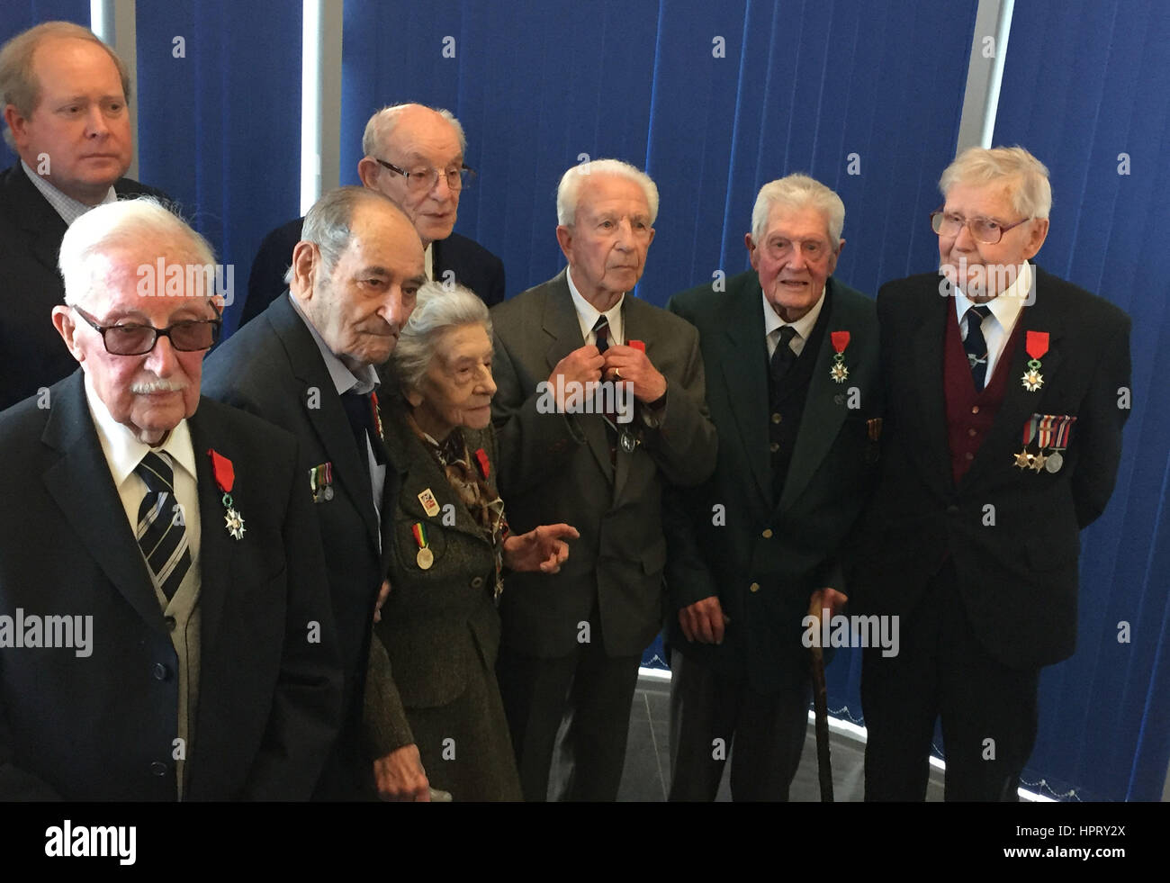 British Normandia veterani ricevere Francia superiore dell onore militare, la Legione d'onore, per il loro ruolo nella lotta per liberare il loro paese dalla tirannia di occupazione nazista, durante una cerimonia sulle bianche scogliere a Battle of Britain Memorial a Capel le Ferne, vicino a Folkestone, Kent. Foto Stock