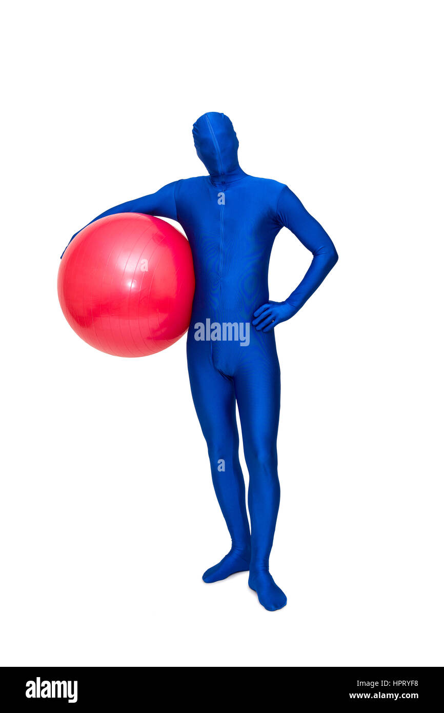 Misterioso uomo blu in morphsuit rosso con sfera di pilates Foto Stock