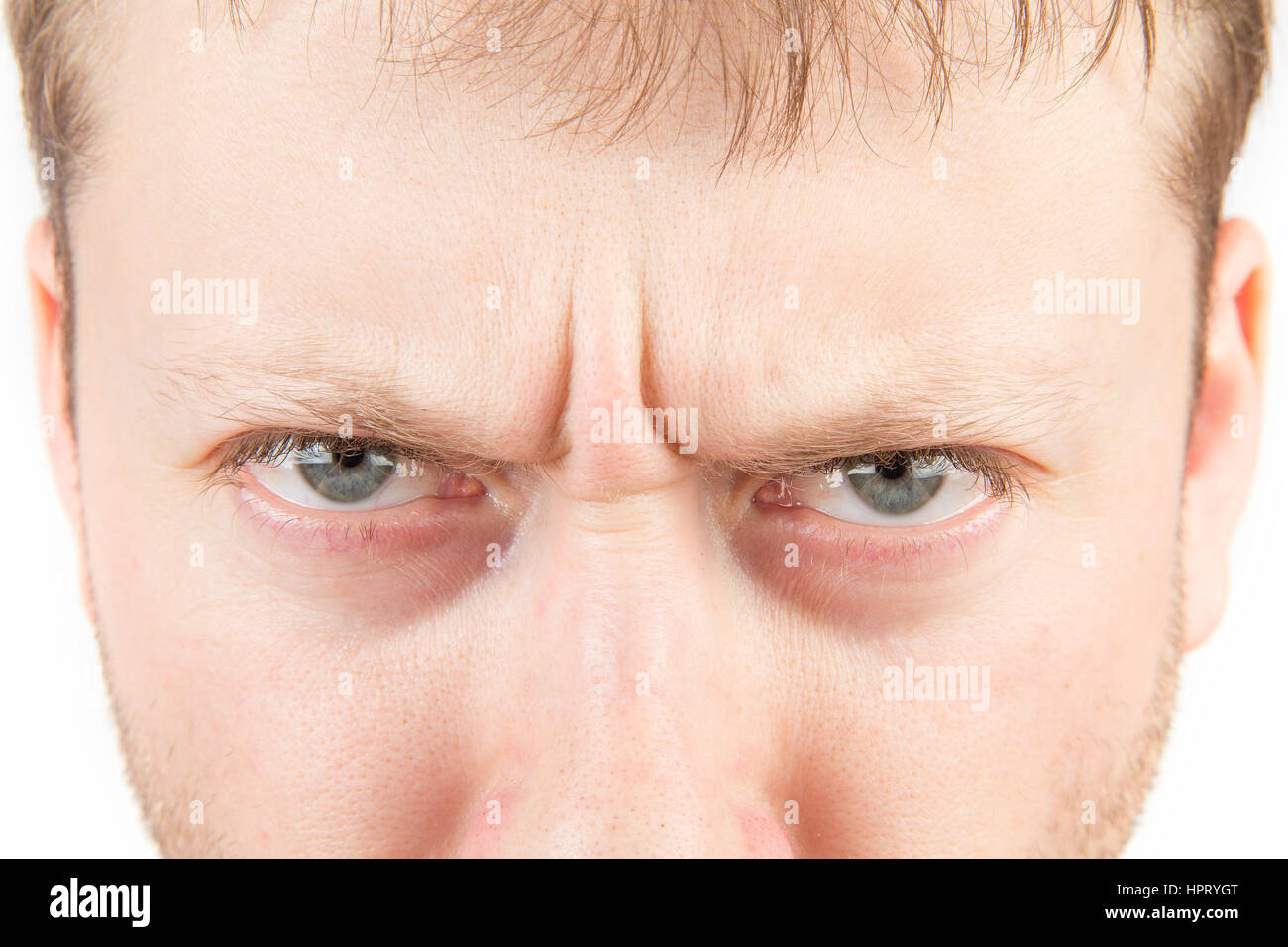 L uomo è arrabbiato occhi close up su bianco Foto Stock