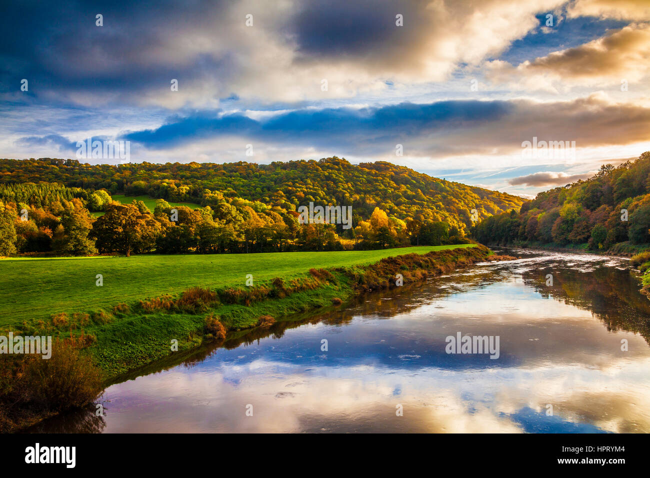Un autunno tramonto sul fiume Wye e il memorandum di Wye Valley in Monmouthshire, Galles. Foto Stock