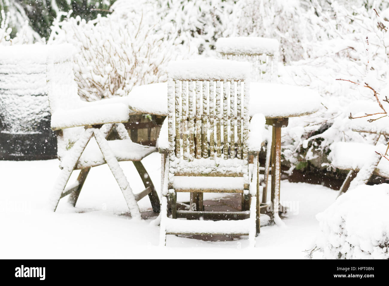 Giardino di neve - mobili da giardino, sedie e tavolo coperto di neve profonda Foto Stock