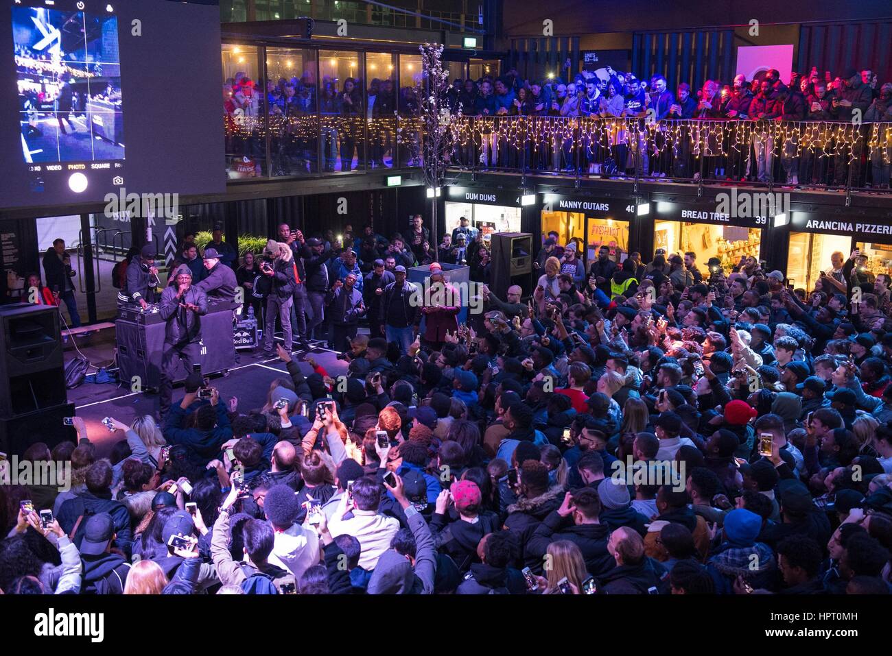 Grime MC Stormzy esegue un concerto a sorpresa al Boxpark Croydon nel sud di Londra, per promuovere il suo album di debutto 'Gang Signs & Prayer'. Foto Stock