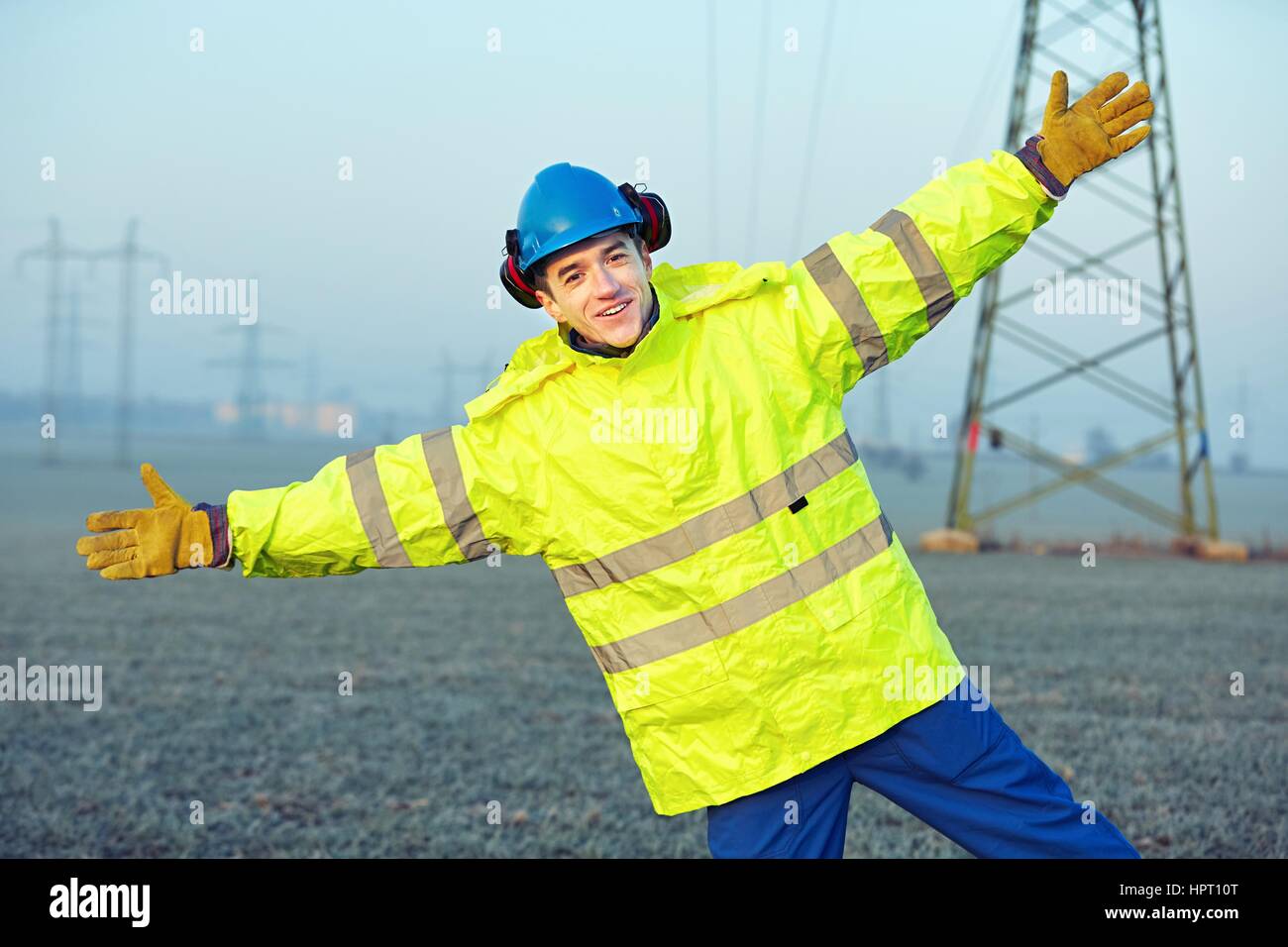 Lavoratore che indossa abiti riflettenti con casco. Foto Stock