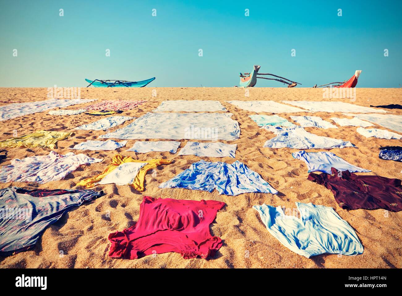 Panni lavati sono essiccazione sulla spiaggia. Foto Stock