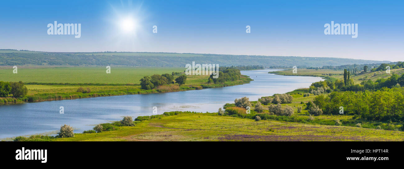 Fiume nella primavera del giorno di sole e cielo blu Foto Stock
