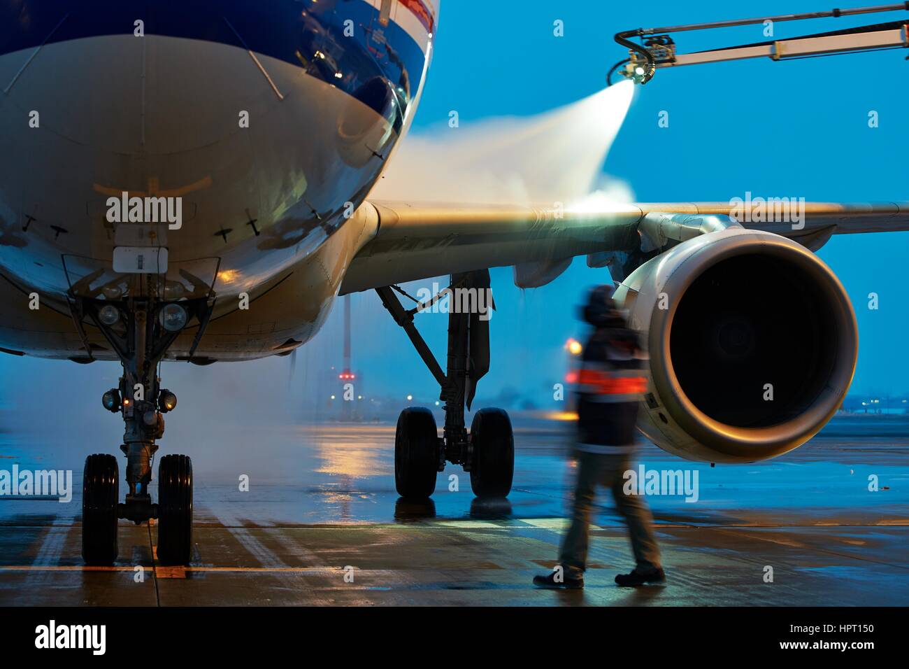 Inverno tempo in aeroporto. Lo sbrinamento dell'aereo. Foto Stock